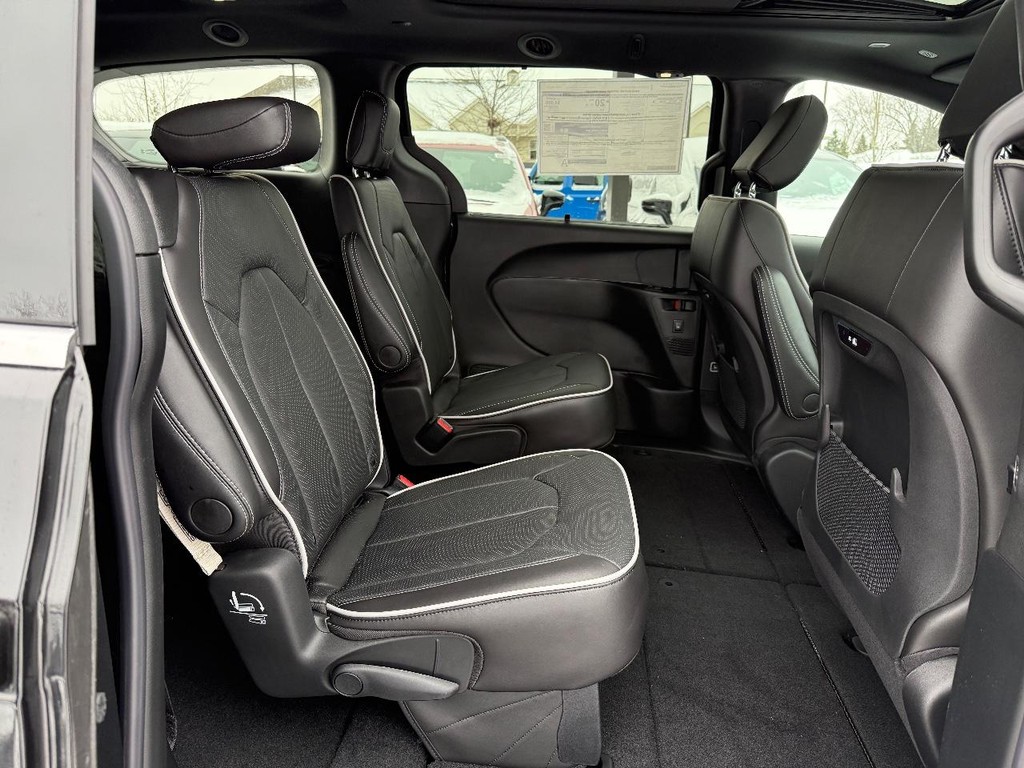 Chrysler Pacifica Vehicle Full-screen Gallery Image 08