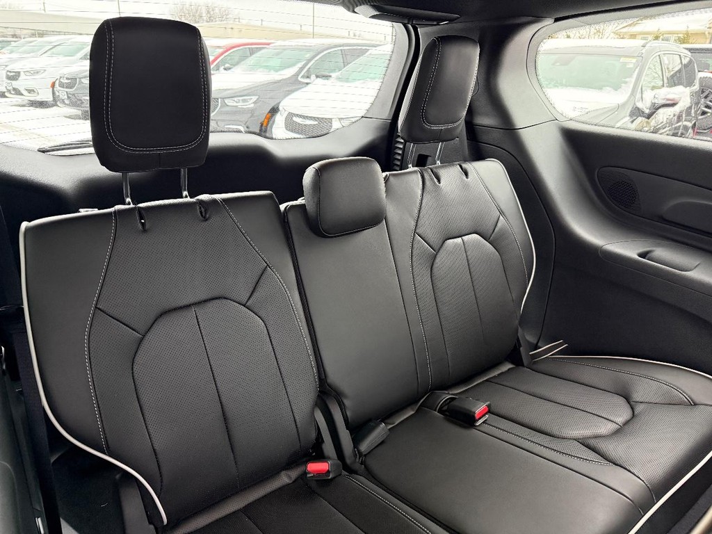 Chrysler Pacifica Vehicle Full-screen Gallery Image 09