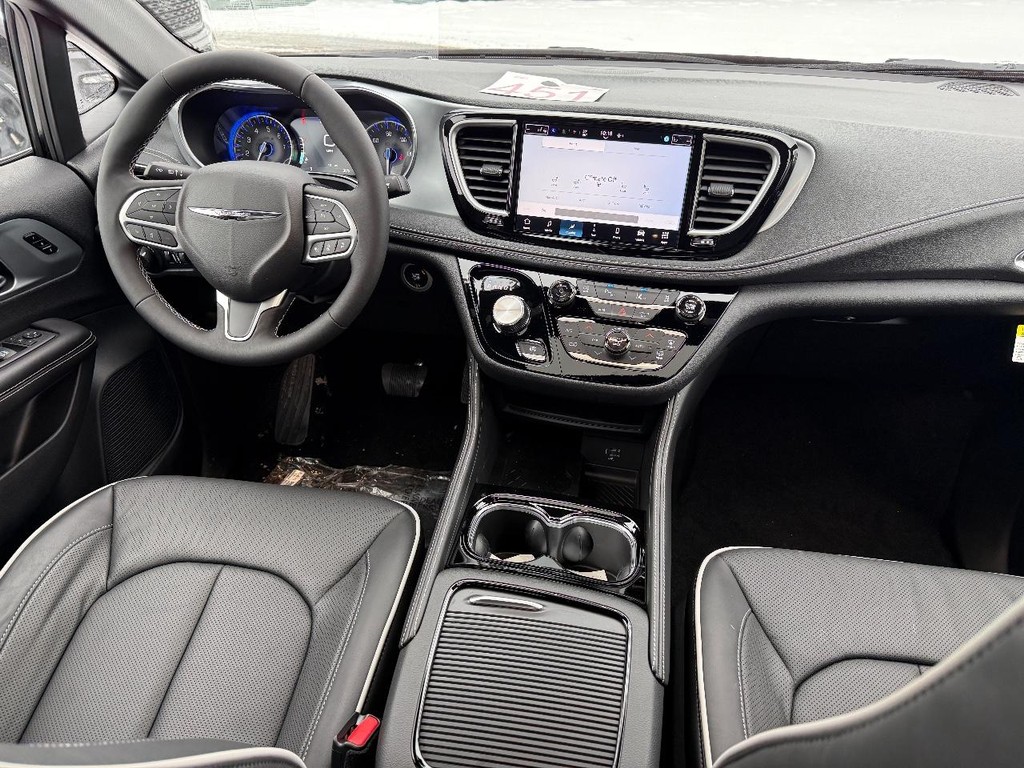 Chrysler Pacifica Vehicle Full-screen Gallery Image 10