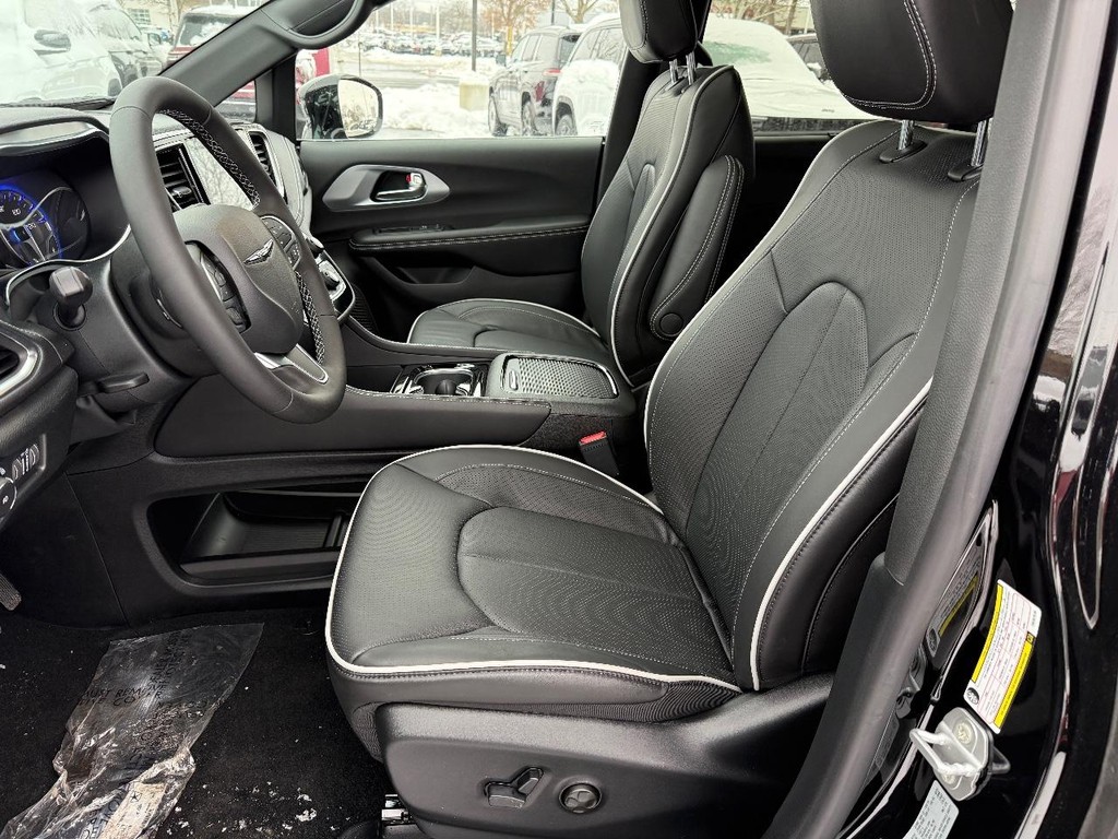 Chrysler Pacifica Vehicle Full-screen Gallery Image 12