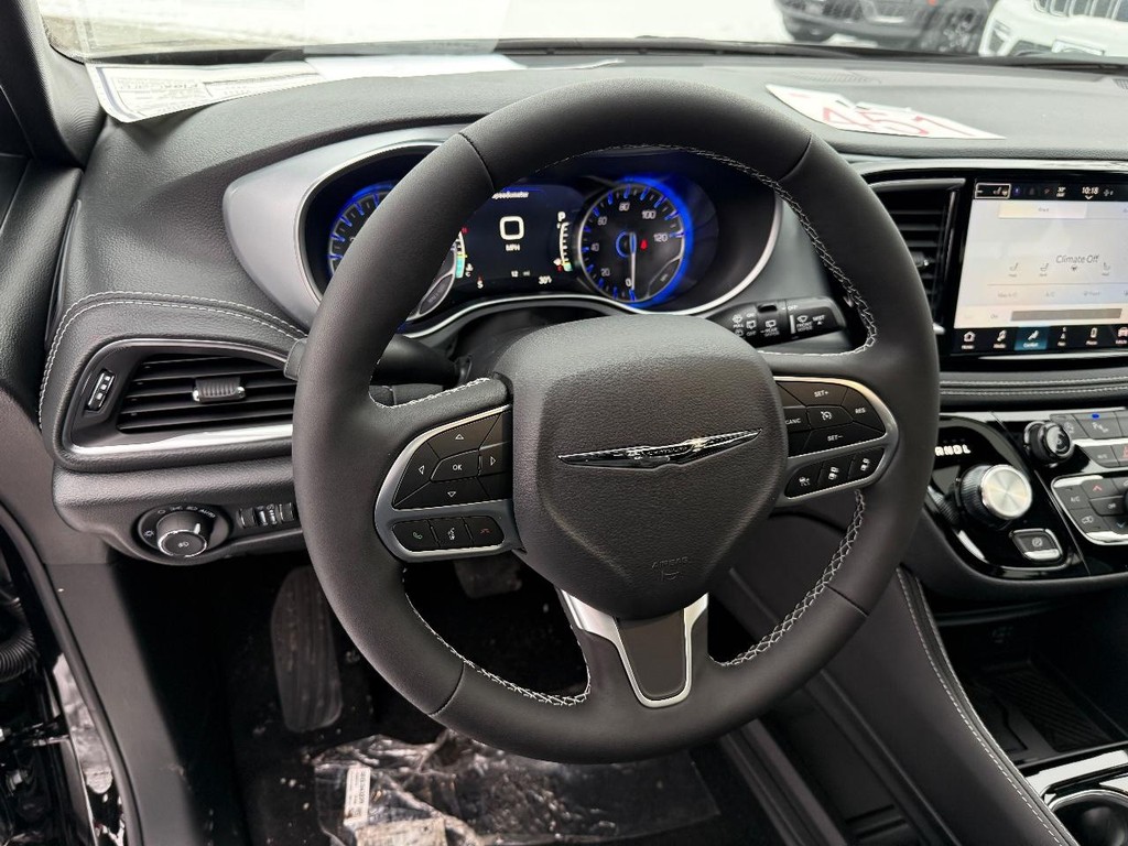 Chrysler Pacifica Vehicle Full-screen Gallery Image 13