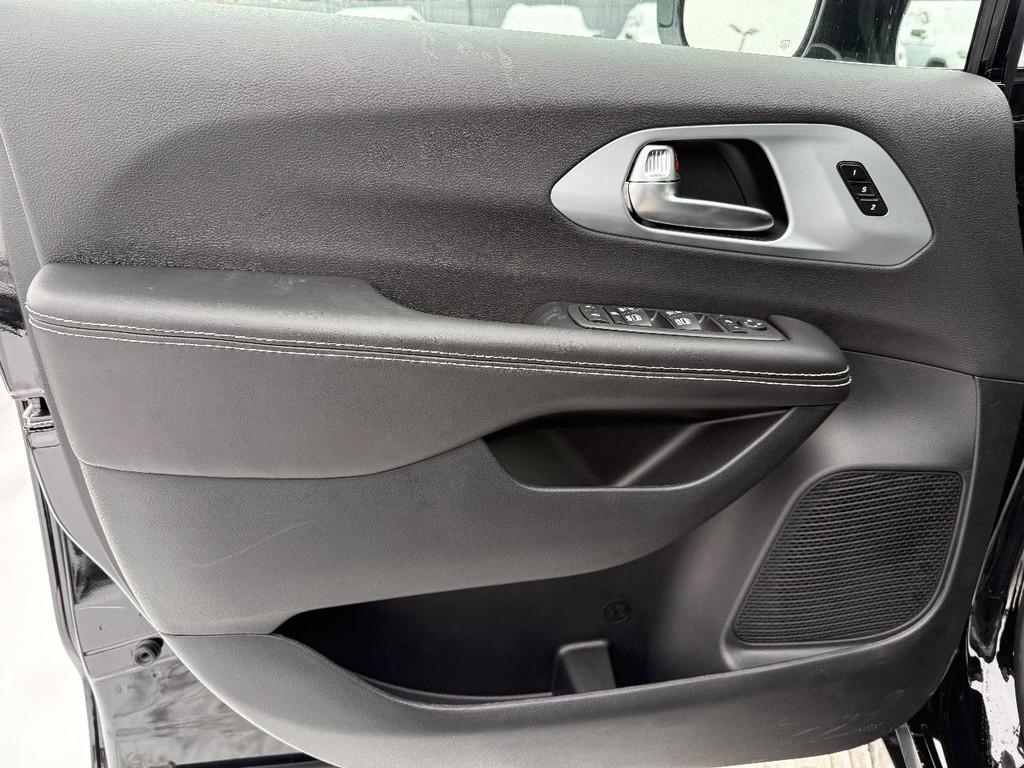 Chrysler Pacifica Vehicle Full-screen Gallery Image 14