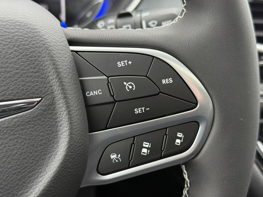 Chrysler Pacifica Vehicle Full-screen Gallery Image 16