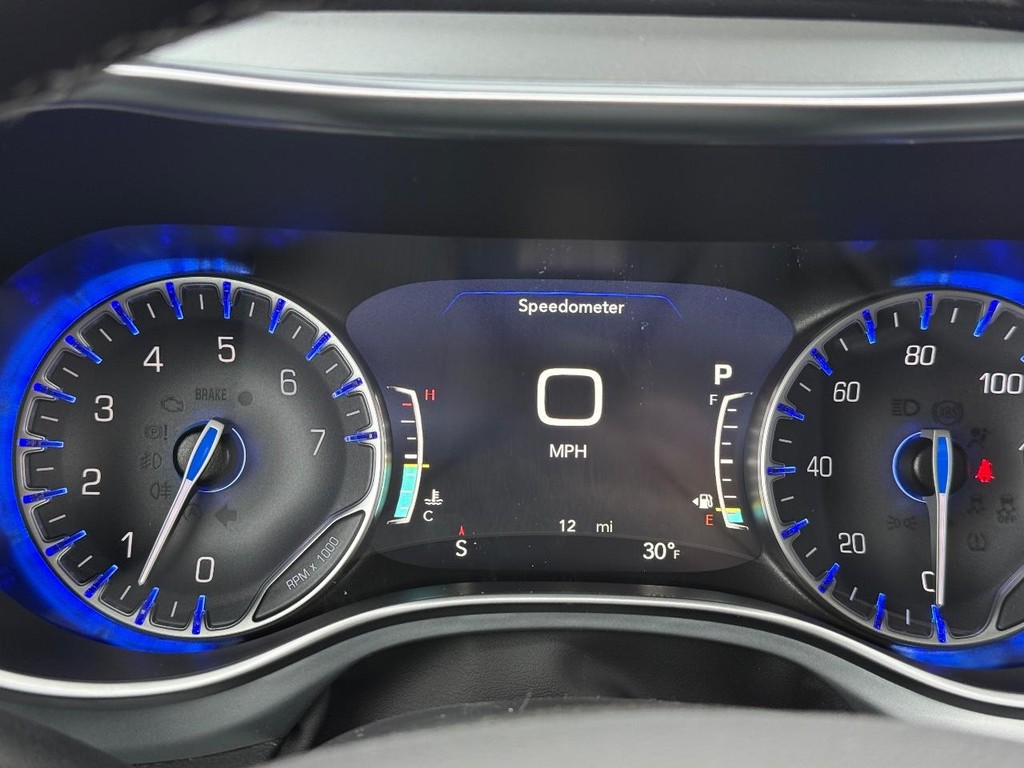 Chrysler Pacifica Vehicle Full-screen Gallery Image 17