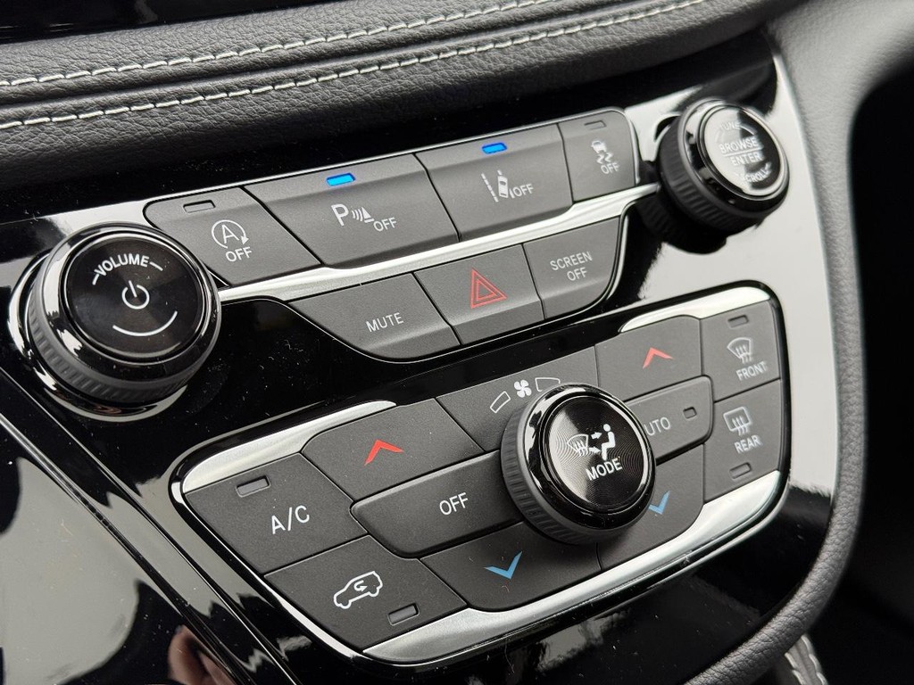 Chrysler Pacifica Vehicle Full-screen Gallery Image 23