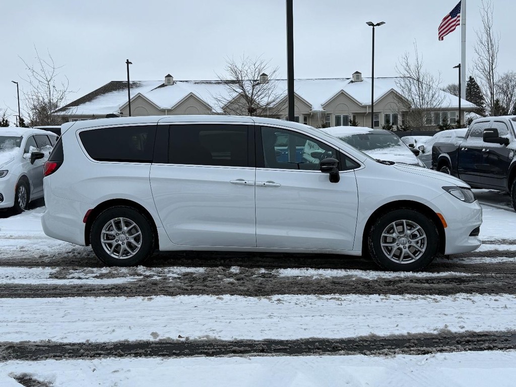 Chrysler Voyager Vehicle Full-screen Gallery Image 02