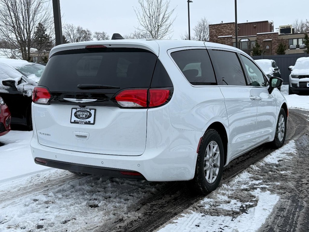Chrysler Voyager Vehicle Full-screen Gallery Image 03