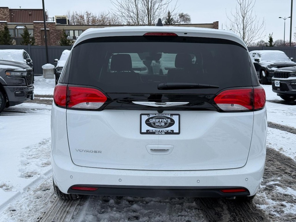 Chrysler Voyager Vehicle Full-screen Gallery Image 04