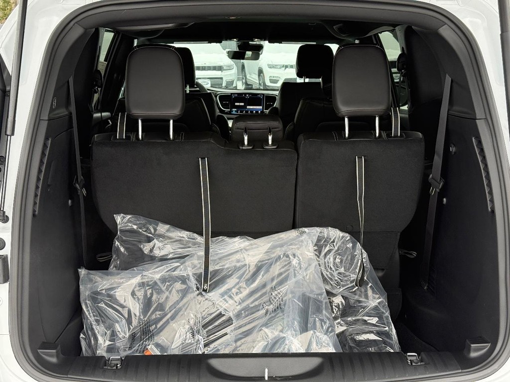 Chrysler Voyager Vehicle Full-screen Gallery Image 05