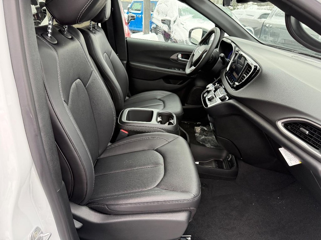 Chrysler Voyager Vehicle Full-screen Gallery Image 07