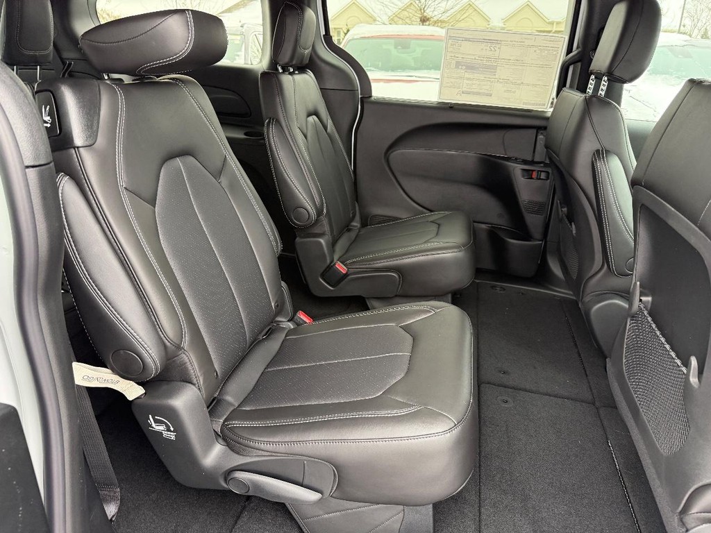 Chrysler Voyager Vehicle Full-screen Gallery Image 08