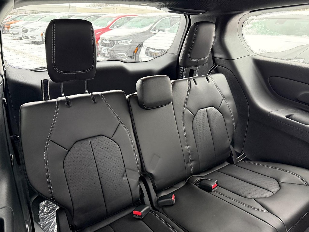 Chrysler Voyager Vehicle Full-screen Gallery Image 09