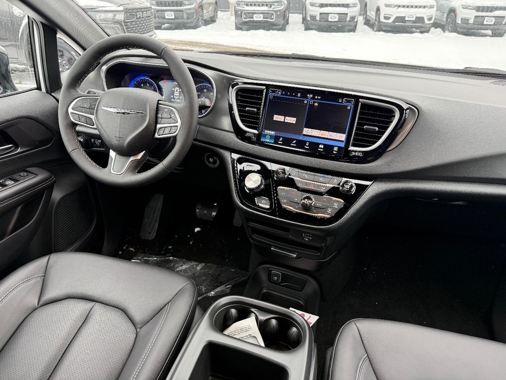 Chrysler Voyager Vehicle Full-screen Gallery Image 10