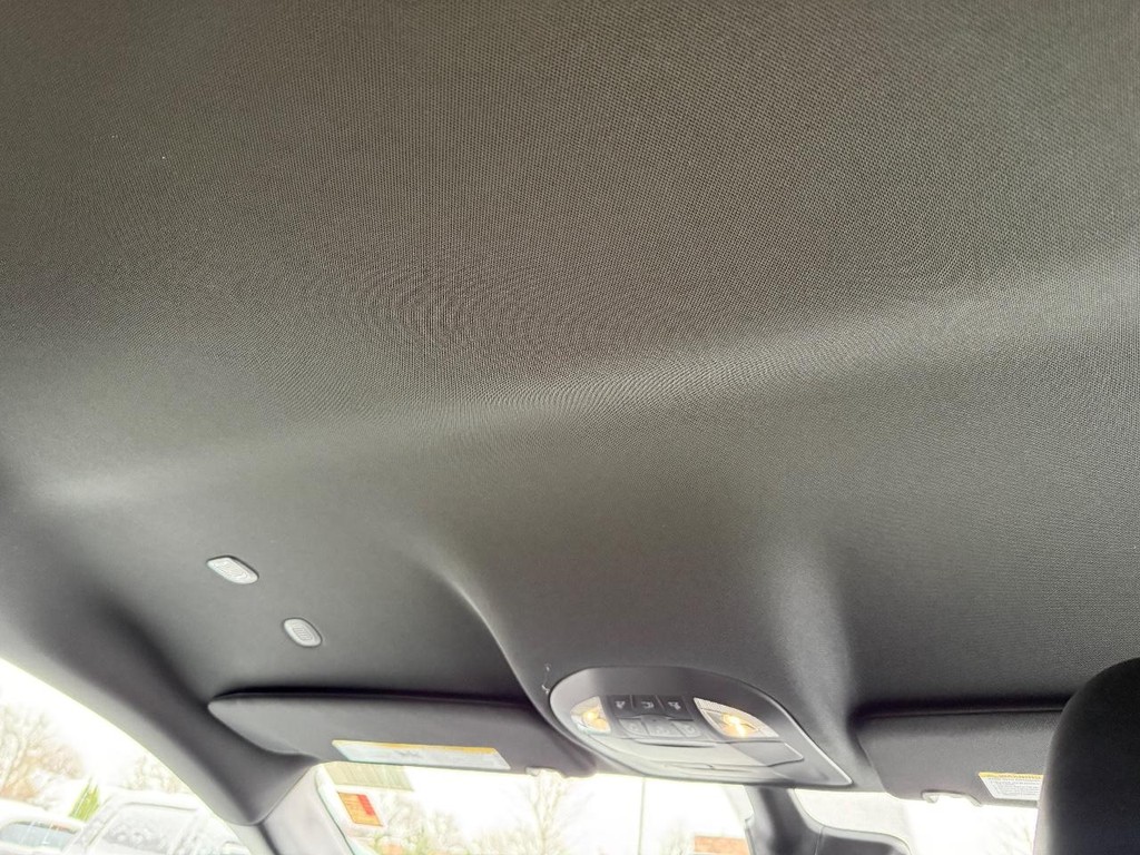 Chrysler Voyager Vehicle Full-screen Gallery Image 11