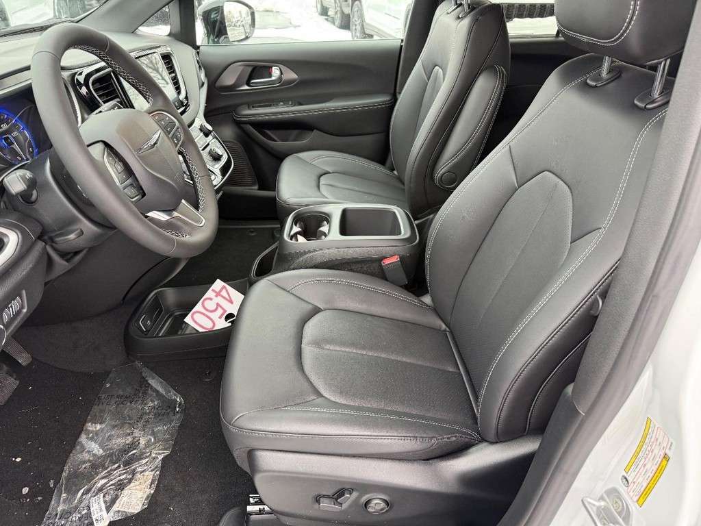 Chrysler Voyager Vehicle Full-screen Gallery Image 12