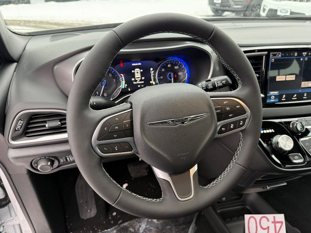 Chrysler Voyager Vehicle Full-screen Gallery Image 13