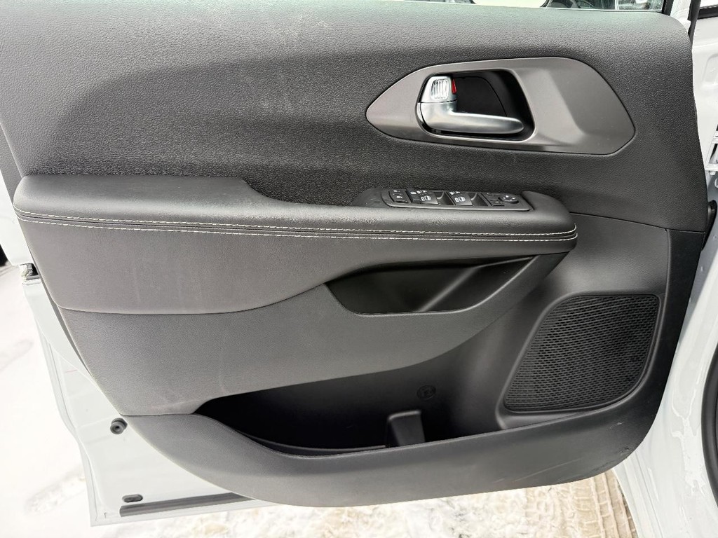 Chrysler Voyager Vehicle Full-screen Gallery Image 14