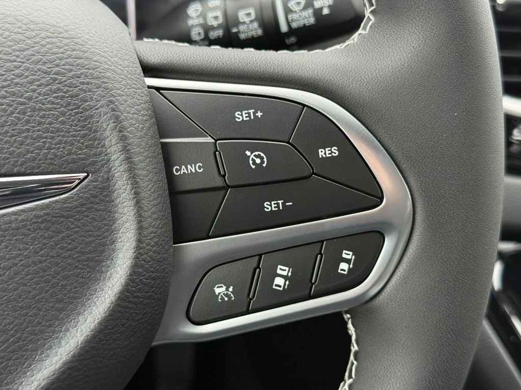 Chrysler Voyager Vehicle Full-screen Gallery Image 16
