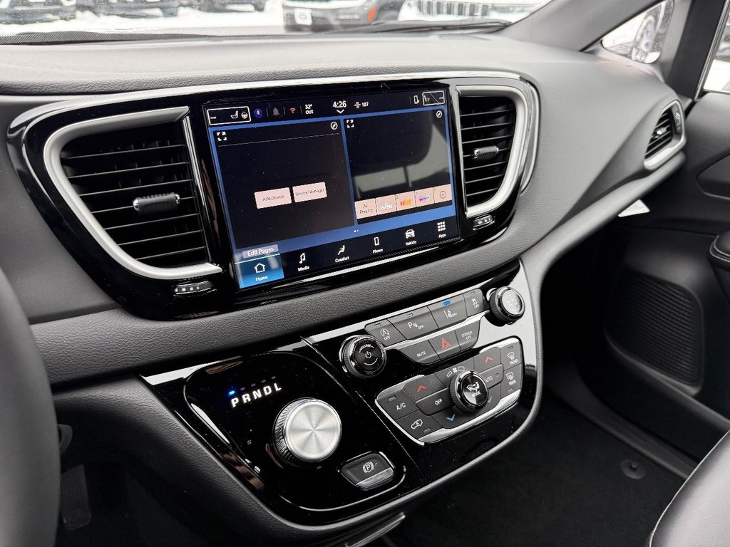 Chrysler Voyager Vehicle Full-screen Gallery Image 20