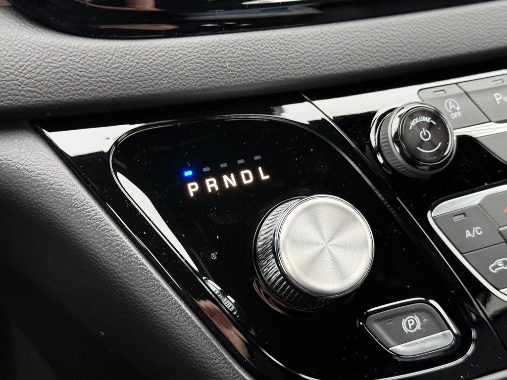 Chrysler Voyager Vehicle Full-screen Gallery Image 21