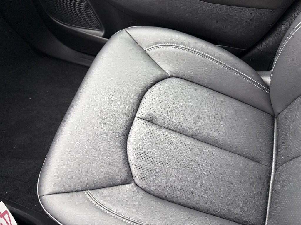 Chrysler Voyager Vehicle Full-screen Gallery Image 22