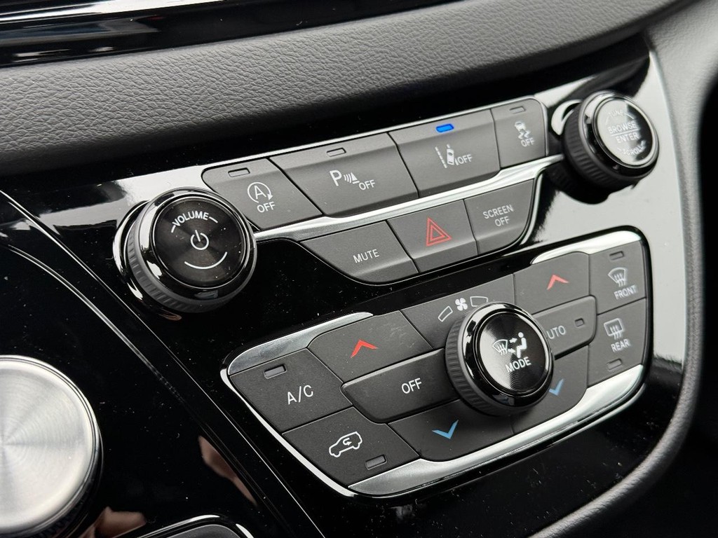 Chrysler Voyager Vehicle Full-screen Gallery Image 23