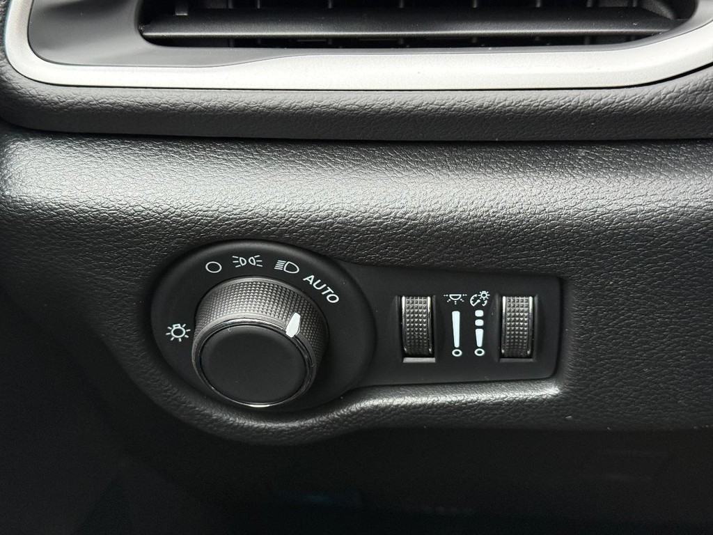 Chrysler Voyager Vehicle Full-screen Gallery Image 24