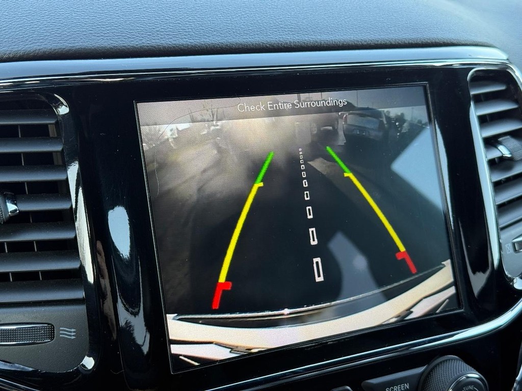 Jeep Grand Cherokee Vehicle Full-screen Gallery Image 16