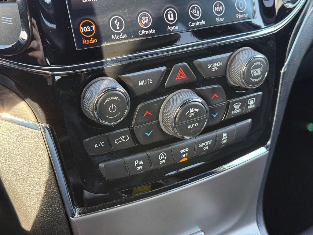 Jeep Grand Cherokee Vehicle Full-screen Gallery Image 17