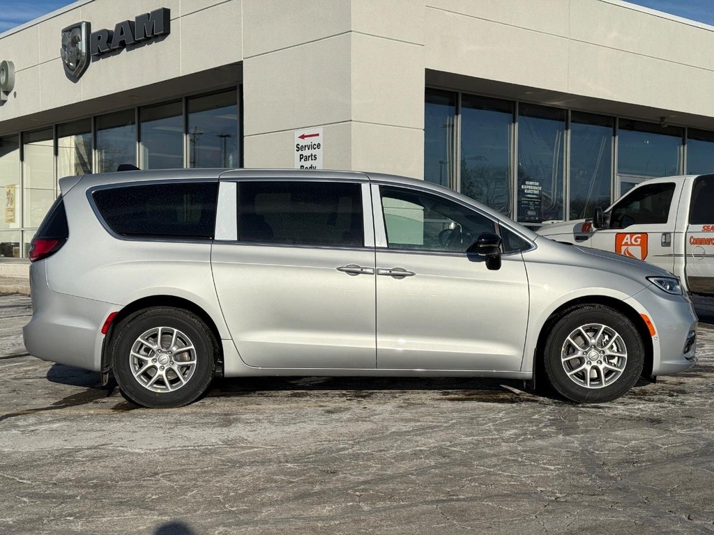 Chrysler Pacifica Vehicle Full-screen Gallery Image 03