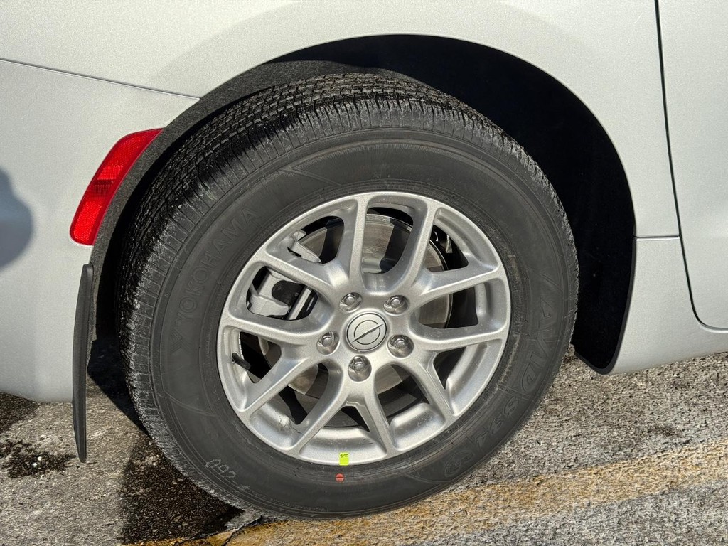 Chrysler Pacifica Vehicle Full-screen Gallery Image 05