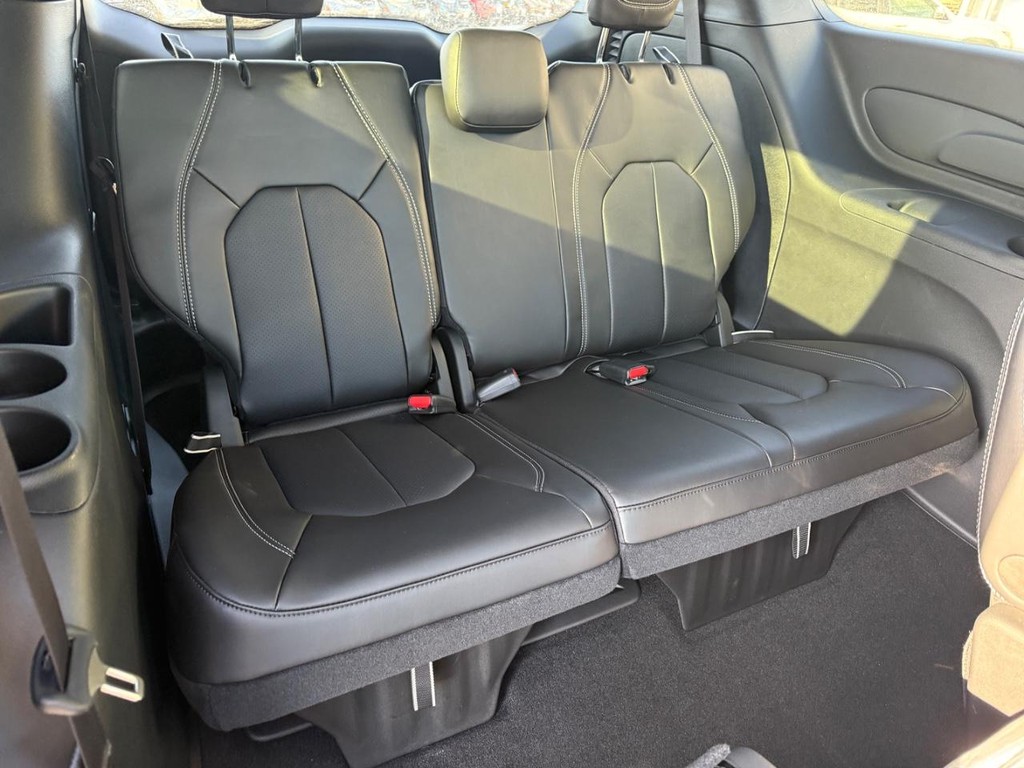 Chrysler Pacifica Vehicle Full-screen Gallery Image 06