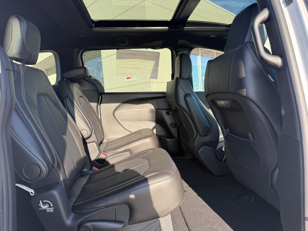 Chrysler Pacifica Vehicle Full-screen Gallery Image 07