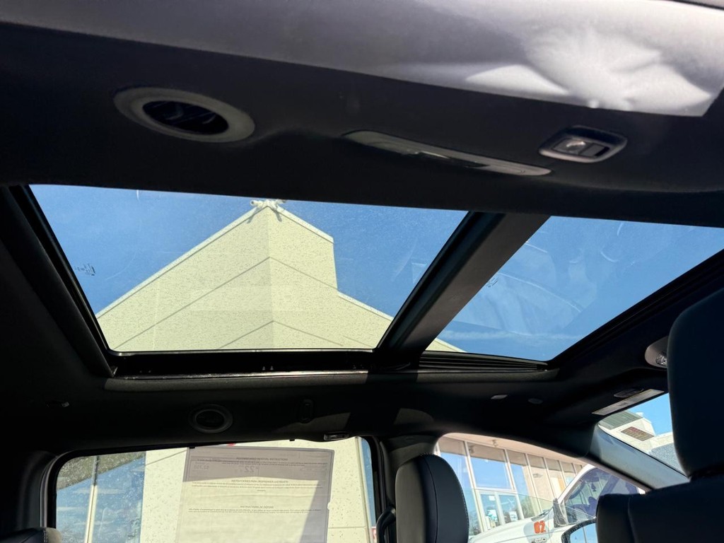 Chrysler Pacifica Vehicle Full-screen Gallery Image 08