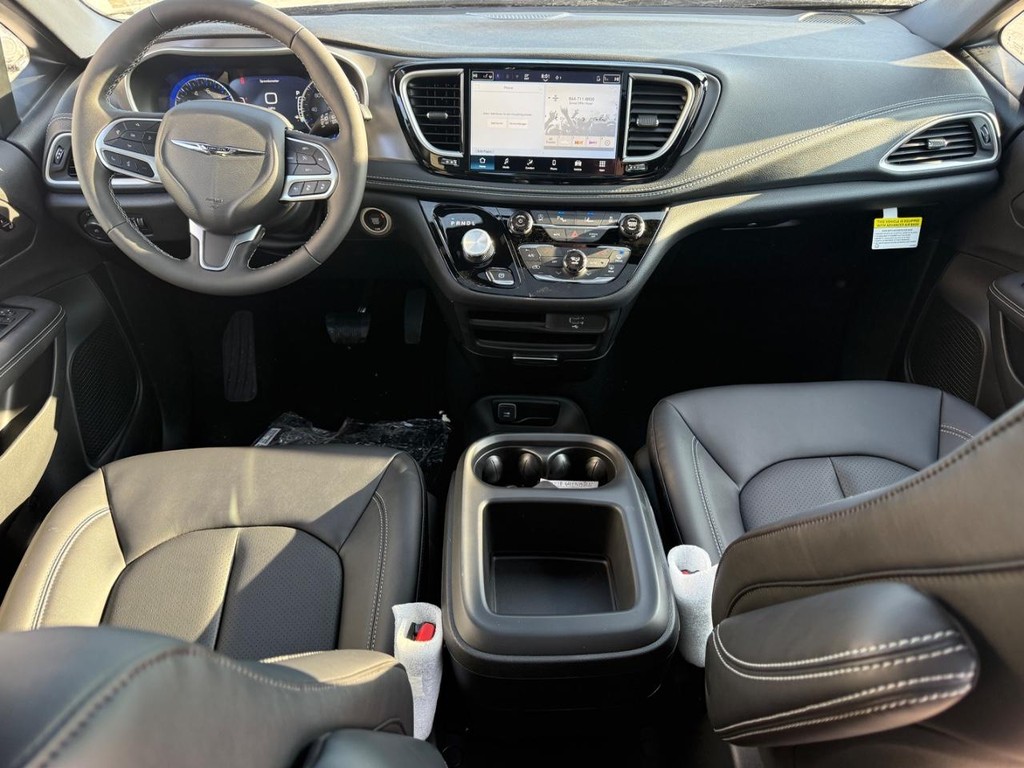 Chrysler Pacifica Vehicle Full-screen Gallery Image 09