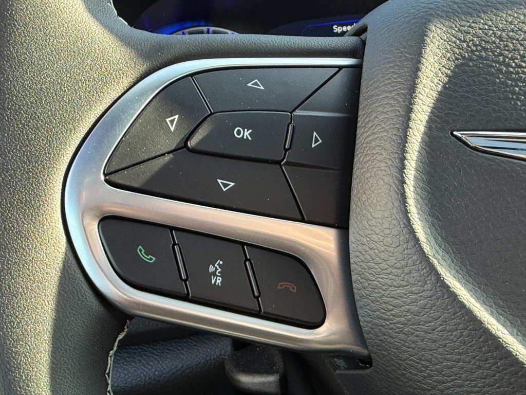 Chrysler Pacifica Vehicle Full-screen Gallery Image 11