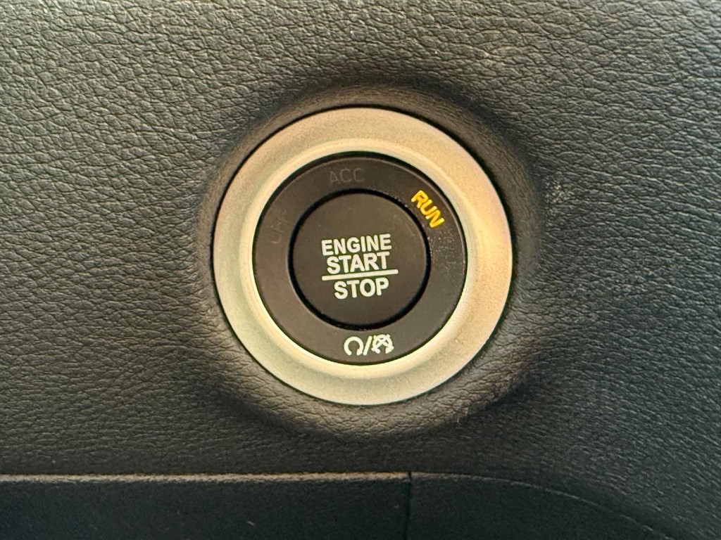 Chrysler Pacifica Vehicle Full-screen Gallery Image 13