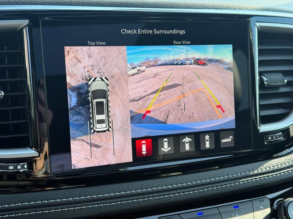 Chrysler Pacifica Vehicle Full-screen Gallery Image 15