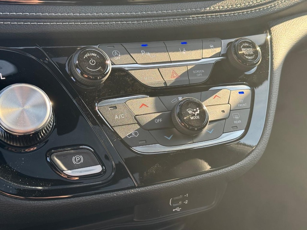 Chrysler Pacifica Vehicle Full-screen Gallery Image 18