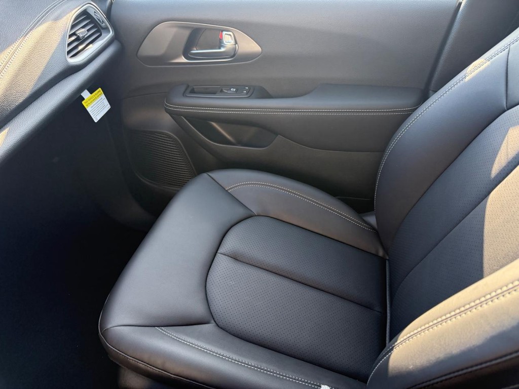 Chrysler Pacifica Vehicle Full-screen Gallery Image 19