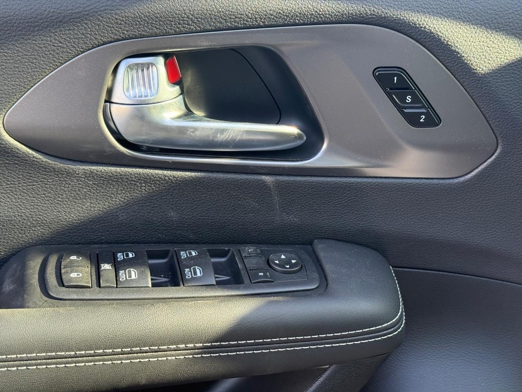 Chrysler Pacifica Vehicle Full-screen Gallery Image 20