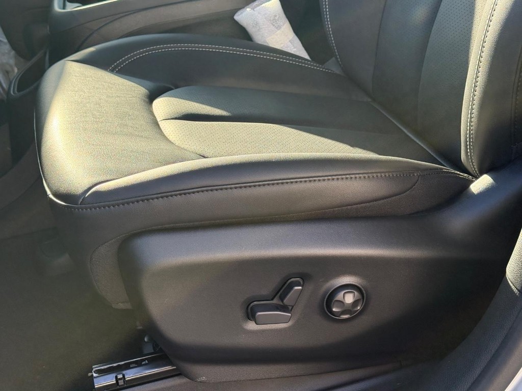 Chrysler Pacifica Vehicle Full-screen Gallery Image 21