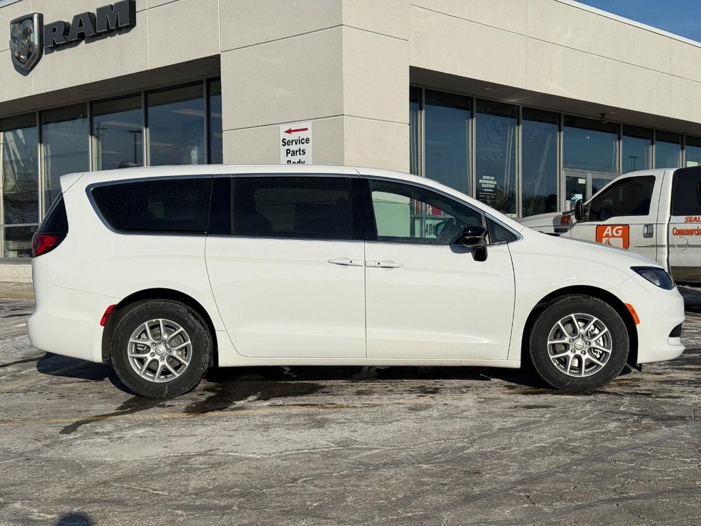 Chrysler Voyager Vehicle Full-screen Gallery Image 03