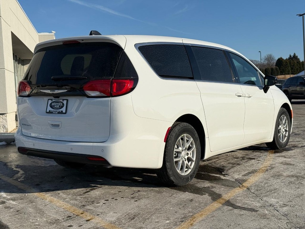 Chrysler Voyager Vehicle Full-screen Gallery Image 04