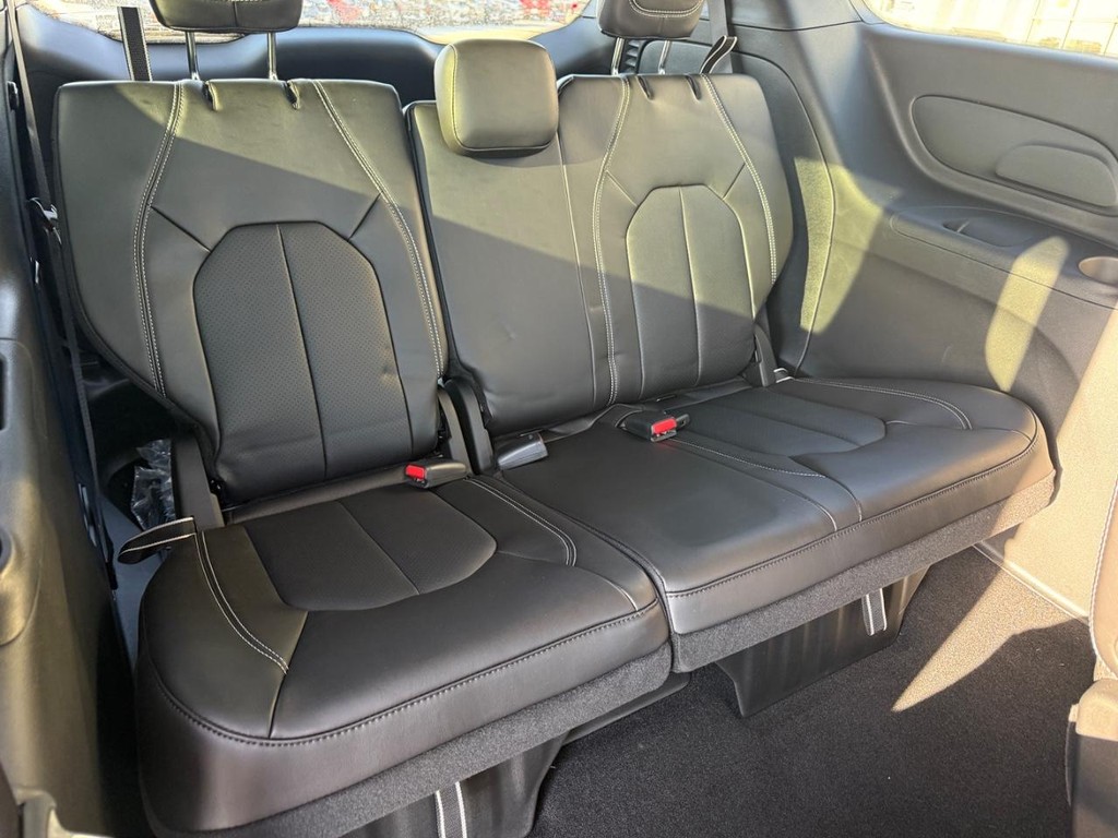 Chrysler Voyager Vehicle Full-screen Gallery Image 06