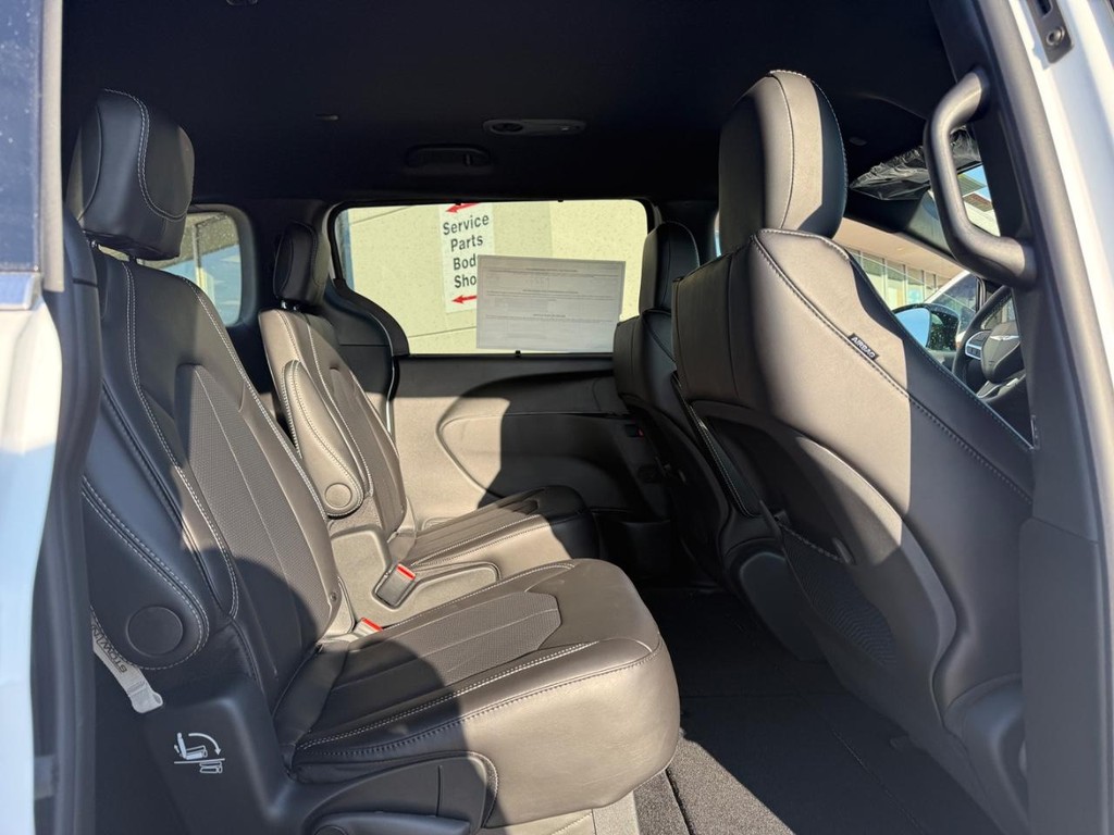 Chrysler Voyager Vehicle Full-screen Gallery Image 07