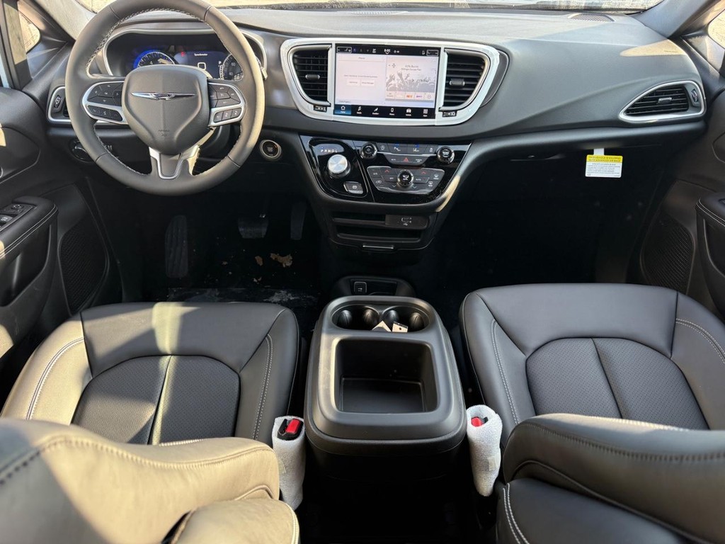 Chrysler Voyager Vehicle Full-screen Gallery Image 08