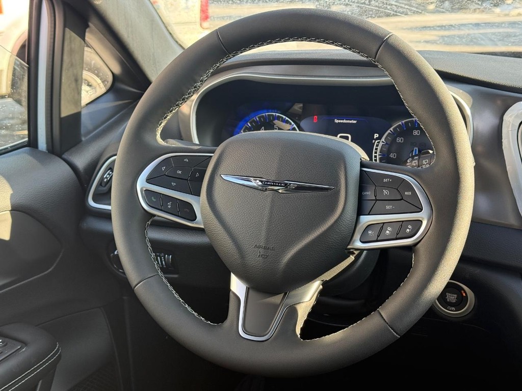 Chrysler Voyager Vehicle Full-screen Gallery Image 09