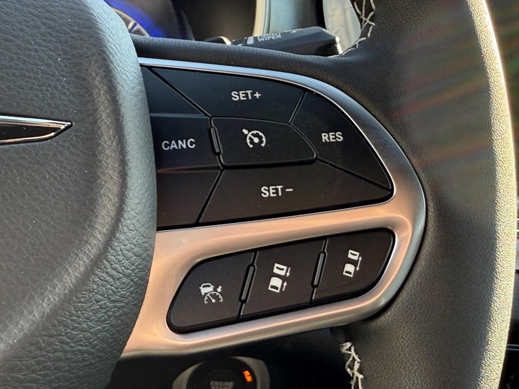 Chrysler Voyager Vehicle Full-screen Gallery Image 11