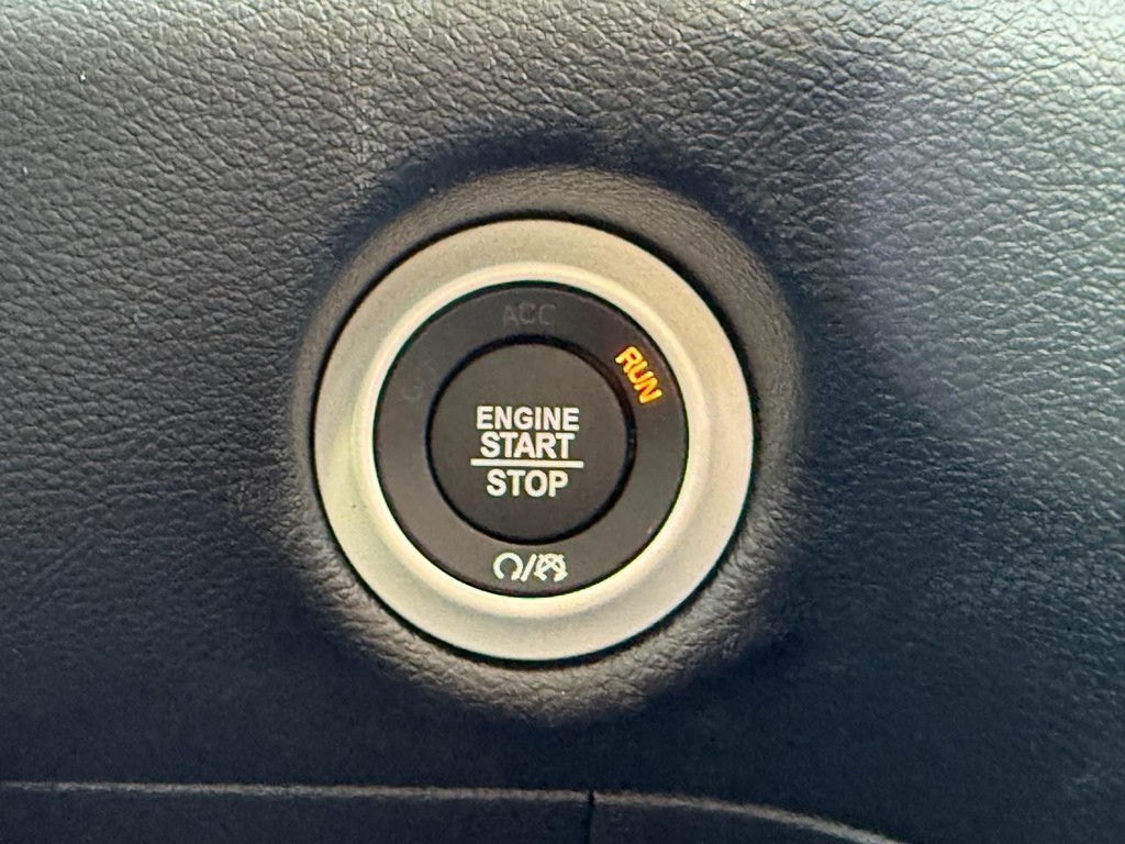 Chrysler Voyager Vehicle Full-screen Gallery Image 12